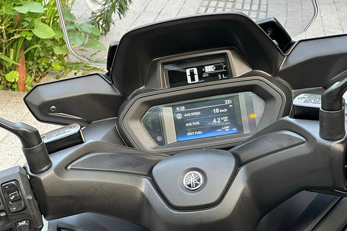Chiều cao yên ở mức 795 mm cùng thiết kế yên mới gọn gàng hơn giúp người lái dễ chống chân, đồng thời giữ tư thế ngồi thoải mái trên những hành trình dài. Kính chắn gió vẫn là dạng chỉnh cơ, có thể nâng lên hoặc hạ xuống tùy vào điều kiện sử dụng. ﻿﻿