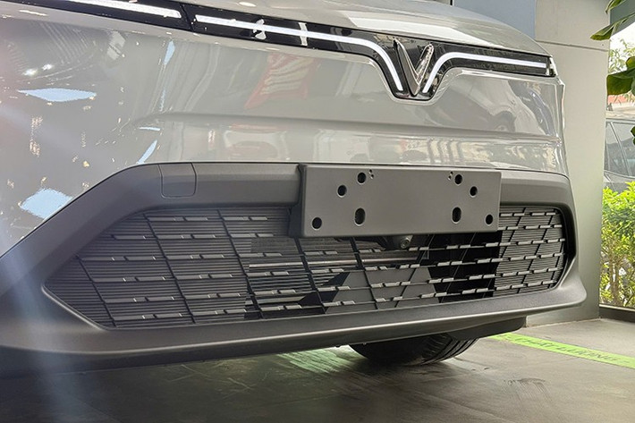 Về tổng thể thiết kế, VF MPV 7 không có khác biệt quá lớn so với Limo Green. Phần đầu xe vẫn giữ dải đèn LED định vị hình chữ V – dấu ấn nhận diện đặc trưng của VinFast. Tuy nhiên, phiên bản mới được bổ sung một số chi tiết tiện ích mới.