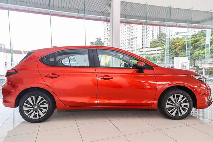 Lưới tản nhiệt họa tiết tổ ong đặc trưng cũng được mở rộng để tạo sự liền mạch với cụm đèn. Ngoài ra, thay vì sử dụng kiểu phay xước hai tông màu, bộ mâm trên City bản Hatchback sẽ được sơn tối màu, giúp tổng thể xe trông cứng cáp và phong cách hơn hẳn các mẫu xe đô thị thông thường.