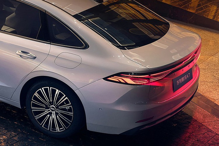 Xe với tỷ lệ thân sedan ba hộp thông thường hơn và cửa kính bên 6 cửa sổ, thay vì hình dạng fastback kiểu Porsche Taycan bóng bẩy hơn của Starshine 8. Thanh đèn toàn chiều rộng ở phía trước và phía sau, cũng như bánh xe hợp kim đa chấu 2 tông màu là đặc trưng thiết kế của Geely Galaxy.