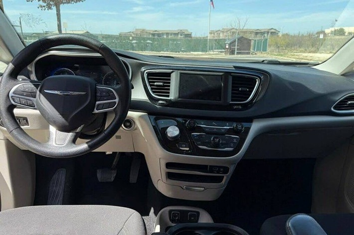 Chrysler Pacifica thuộc phân khúc minivan cao cấp, cạnh tranh trực tiếp với các mẫu xe như Kia Carnival, Honda Odyssey hay Toyota Sienna. Về kích thước, Pacifica dài và rộng hơn đôi chút so với Kia Carnival, với trục cơ sở gần tương đương, mang lại không gian nội thất rộng rãi.