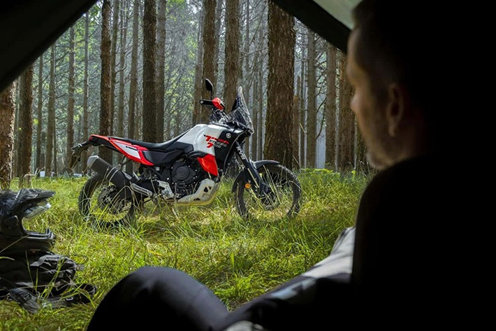 Giống như World Raid hiện tại, ABS có thể được cấu hình cho cả hai bánh, chỉ bánh trước, hoặc tắt hoàn toàn - tùy thuộc vào địa hình. Các dây dầu thép bện mới hoạt động cùng với heo phanh Brembo phía trước và đĩa phanh 282mm.