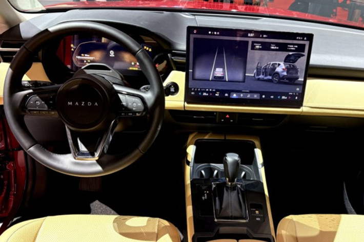 Bên trong, khoang cabin của Mazda CX-5 2026 thể hiện rõ sự chuyển hướng sang phong cách tối giản, hiện đại. Trung tâm bảng táp-lô là màn hình cảm ứng kích thước lớn 15,6 inch, tích hợp hệ thống giải trí mới nhất hỗ trợ kết nối không dây Apple CarPlay và Android Auto.