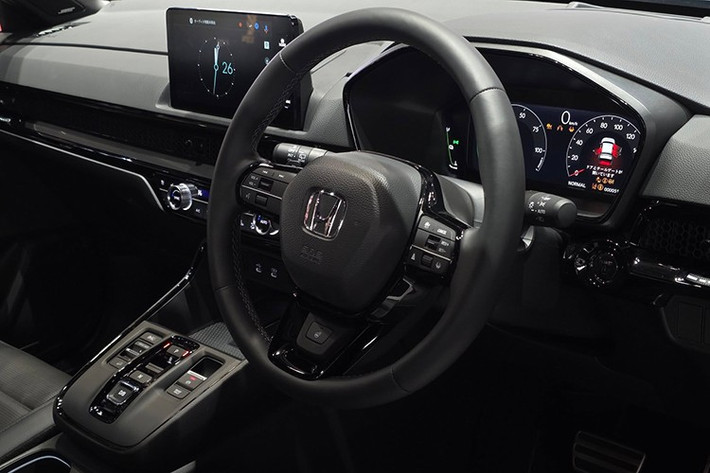 Ngoài ra, cần số dạng cần truyền thống cũng được thay bằng hệ thống nút bấm điện tử e-Shifter, góp phần hiện đại hóa khoang lái.