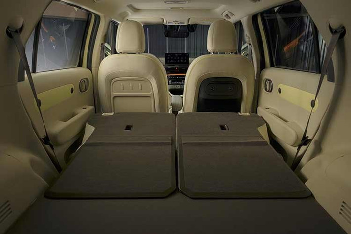 Một số trang bị như cửa sổ trời hay sạc không dây được cung cấp dưới dạng tùy chọn, trong khi Hyundai cũng đưa ra nhiều phụ kiện đi kèm nhằm tăng tính tiện dụng, từ giải pháp lưu trữ, trang bị dành cho thú cưng cho đến giá nóc hay đệm hơi phục vụ nhu cầu nghỉ ngơi.