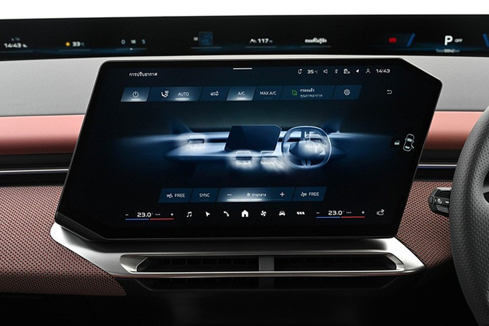 Một màn hình "iDrive toàn cảnh" mới 43,3 inch chạy dọc theo chiều dài bảng điều khiển, đặt sát chân kính chắn gió, hiển thị thông tin xe như tốc độ, mức pin... Vô-lăng mới với hệ thống điều khiển xúc giác.