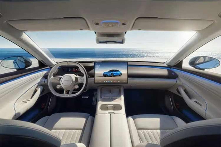 Khoang nội thất tiếp tục là điểm nhấn khi được nâng cấp đồng bộ với tông màu đen Dark Night, hệ thống đèn viền ba lớp và vô-lăng bọc da Nappa. Hàng ghế trước hỗ trợ chỉnh điện 18 hướng, tích hợp massage và đỡ hông.