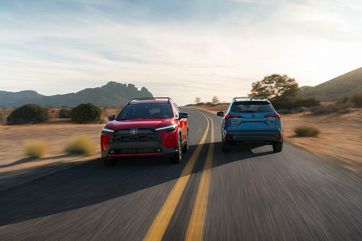 So với phiên bản Toyota Corolla Cross tiền nhiệm, giá bán tăng thêm 500 USD (hơn 13 triệu đồng), đi kèm một loạt thay đổi về thiết kế, màu sắc và trang bị.