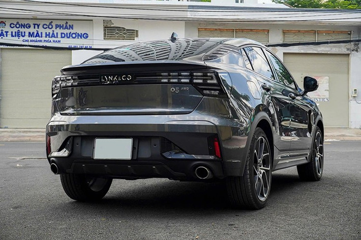 Sự xuất hiện của những chiếc Lynk &amp; Co 05 đời 2024 với "giá mềm" trên thị trường xe cũ mang đến cơ hội sở hữu mẫu SUV coupe cao cấp với chi phí hợp lý hơn so với xe mới.