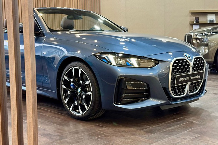 Toàn bộ xe khoác lên gói trang bị M-Sport, tạo nên diện mạo thể thao với cản trước, cản sau, khuếch tán gió và bộ mâm 19 inch 5 chấu kép đi kèm cùm phanh xanh đặc trưng.