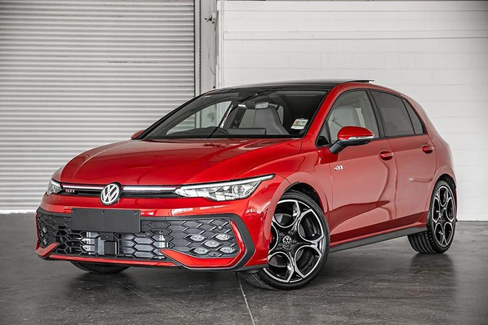 Việc xe không che chắn logo và nằm trên xe vận chuyển cho thấy khả năng cao Golf đang trên đường về đại lý chuẩn bị cho ngày ra mắt. Trong loạt ảnh, giới quan sát cho rằng chiếc Golf phía trên thuộc bản tiêu chuẩn, nhận diện bởi thiết kế đơn giản.