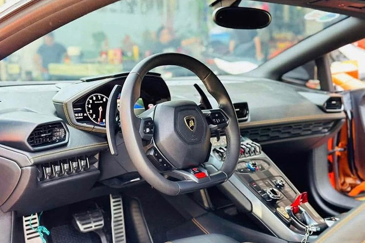 Các tính năng nội thất đáng chú ý của "siêu bò" Ý bao gồm màn hình giải trí cỡ lớn 12.3 inch, vô lăng 3 chấu bọc da tích hợp lẫy chuyển số thể thao và bọc cabin tông đen - xanh cốm kết hợp nhiều chi tiết trang trí bằng nhôm sáng.