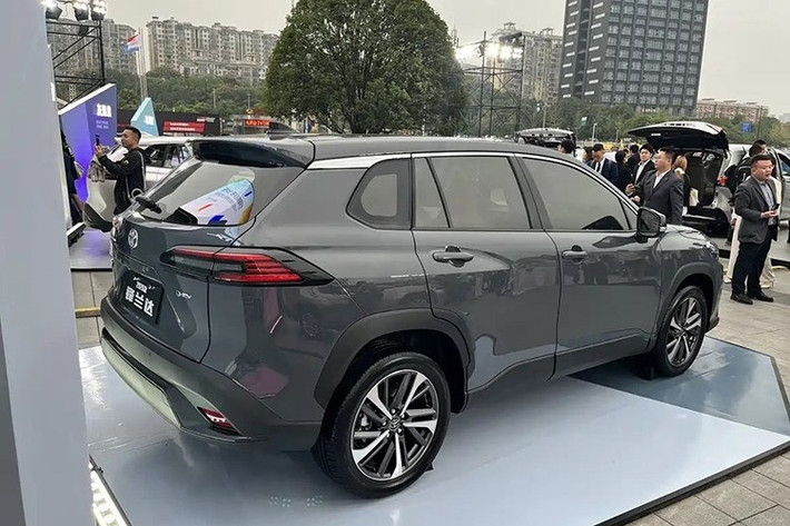 Phiên bản hybrid sở hữu động cơ xăng 2.0L (156 mã lực) kết hợp với mô-tơ điện (111 mã lực) và pin lithium-ion, hộp số E-CVT và dẫn động cầu trước. Tại Trung Quốc, Toyota Frontlander bản nâng cấp có giá dao động từ 18.700 USD đến 21.900 USD (khoảng 494 - 578 triệu đồng) cho bản xăng.