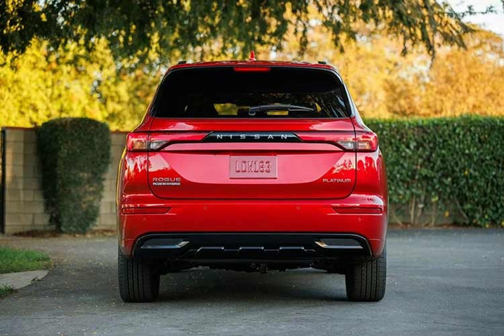 Tất cả các phiên bản của Rogue PHEV đều sử dụng hệ thống hybrid sạc ngoài gồm động cơ 2.4L 4 xi-lanh, kết hợp với hai mô-tơ điện và bộ pin lithium-ion dung lượng 20 kWh. Hệ truyền động này mang lại công suất tổng hợp 248 mã lực và mô-men xoắn 332 lb-ft (450 Nm), đi kèm hệ dẫn động 4 bánh toàn thời gian (AWD).