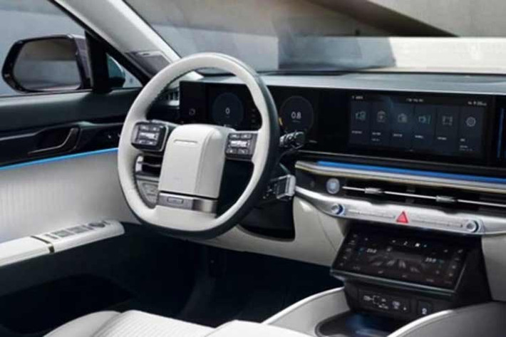 Bên trong khoang lái, Hyundai mang đến những thay đổi rõ rệt về công nghệ. Điểm nhấn đáng chú ý là màn hình trung tâm đặt dọc kích thước lớn, thay thế cho hệ thống gồm màn hình giải trí 12,3 inch và màn hình điều khiển điều hòa 10,25 inch trên phiên bản hiện tại.