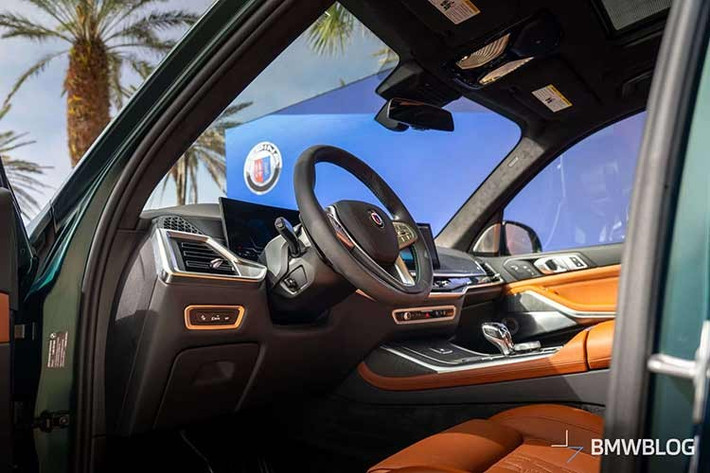 Huy hiệu XB7 Manufaktur độc đáo ở phía sau đánh dấu đây là phiên bản đặc biệt, trong khi bộ tem Alpina Deco-Set màu đen chạy dọc toàn bộ chiều dài xe. Logo Manufaktur được khắc laser trên mỗi cột B. Ghế ngồi, bảng điều khiển và tấm ốp cửa sẽ được bọc bằng da Merino nguyên chất Tartufo, với các bề mặt được hoàn thiện bằng gỗ óc chó Alpina màu đen tự nhiên.