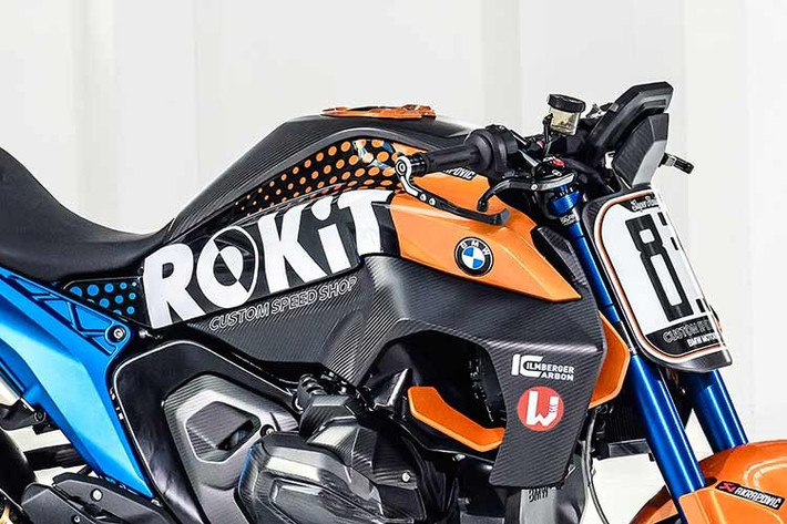 Để phục vụ mục tiêu thi đấu, chiếc xe được trang bị nhiều nâng cấp đáng chú ý như mâm carbon lấy từ dòng M 1000 RR, hệ thống ống xả hiệu suất cao bằng titan từ Akrapovič và nhiều chi tiết sợi carbon nhằm giảm trọng lượng tổng thể.