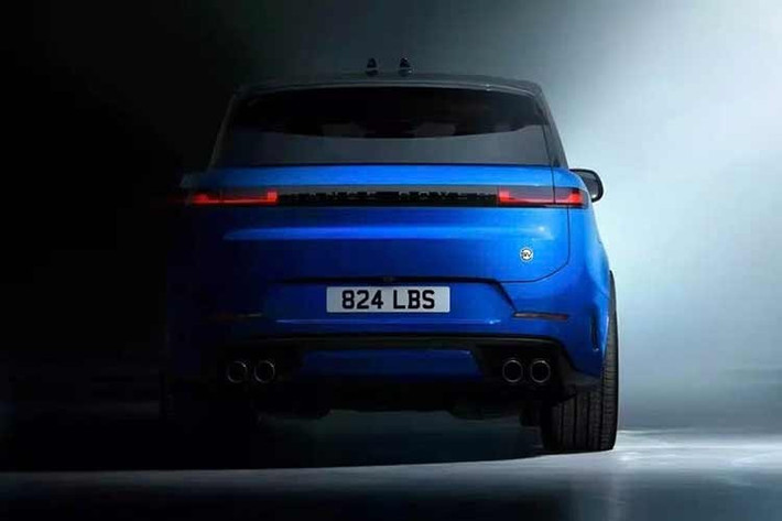 Các màu sơn này đi kèm với nóc và cột xe màu đen, đồng bộ với logo cũng như các chi tiết trang trí ngoại thất. Xe sử dụng mâm hợp kim 23 inch màu xám hoặc đen, kết hợp với cùm phanh xanh hoặc đen để tạo điểm nhấn.