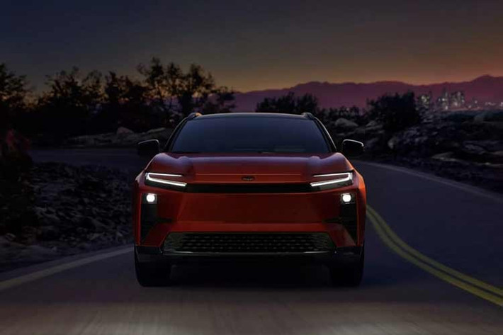 Về ngoại thất, các trang bị tiêu chuẩn như cửa cốp chỉnh điện, giá đỡ hành lý trên nóc xe, gạt nước cảm biến. Xe có 2 tùy chọn mâm kích thước 18 inch và 20 inch cùng nhiều màu sơn ngoại thất đơn sắc với hai tông màu.