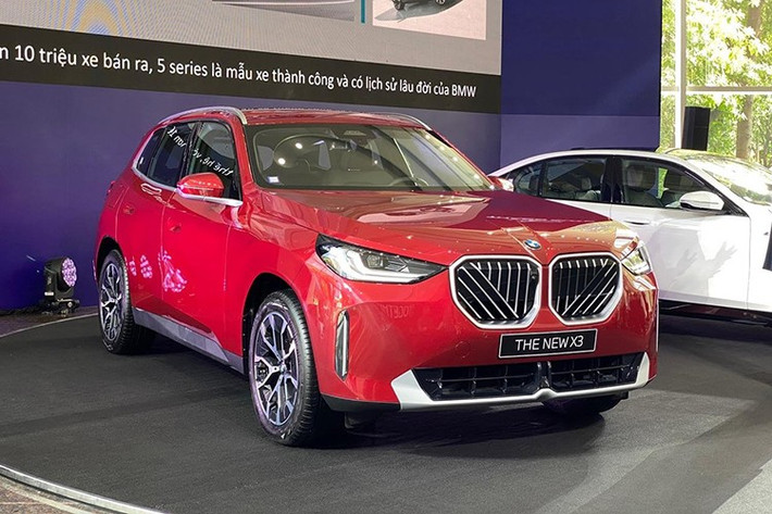 BMW Việt Nam vừa đồng loạt giới thiệu hai mẫu xe mới thuộc phân khúc xe sang: BMW X3 và BMW 5 Series thế hệ mới. Trong đó, BMW X3 2025 mới nhận được nhiều chú ý nhờ loạt thay đổi lớn về thiết kế, công nghệ và cấu hình phiên bản.