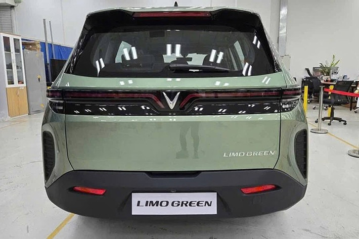 Nhìn chung thiết kế của xe không khác nhiều với hình ảnh công bố trước đó. Đầu xe nổi bật với logo chữ V đặc trưng cùng dải đèn LED kéo dài hai bên tạo điểm nhấn mạnh mẽ, hốc gió trung tâm cỡ lớn tương tự như VF7, la-zăng tạo hình hoa 5 cánh. Phía đuôi xe là cụm đèn hậu LED cùng đèn báo rẽ và đèn lùi liền mạch với mảng ốp màu đen bóng.