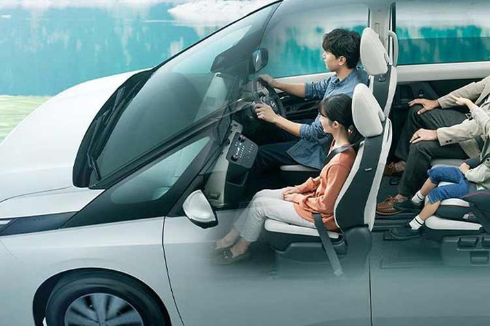Hệ thống thông tin giải trí NissanConnect trên Serena mới giờ đây tích hợp sẵn hệ sinh thái của Google, bao gồm Google Maps, Google Assistant và Google Play. Người dùng cũng có thể quản lý xe từ xa qua điện thoại thông minh với các tính năng thông báo quên khóa cửa, quên đóng cửa sổ hoặc chưa tắt đèn khẩn cấp.
