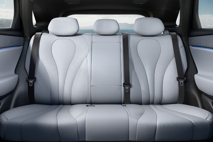 Phía sau, cụm đèn hậu dạng vòng xuyên suốt “interstellar loop” vẫn là điểm nhấn quen thuộc, giúp mẫu xe dễ dàng được nhận ra trong dòng sản phẩm Ocean Series của BYD.