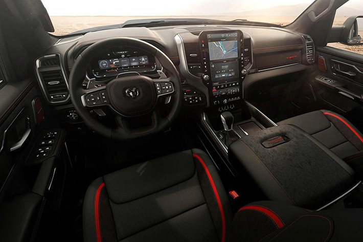 Chiếc RAM 1500 SRT TRX 2027 không chỉ đơn thuần là trang bị động cơ mạnh mẽ hơn mà còn thoải mái và phong cách, bởi vì được trang bị hệ thống giảm xóc hiệu suất cao thích ứng Bilstein Black Hawk e2 thế hệ thứ hai. Bộ giảm xóc này có vỏ nhôm cứng nguyên khối và van tỷ lệ điện tử kép (DEPV) điều chỉnh độc lập lực nén và lực đàn hồi.