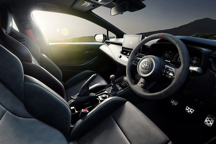 Toyota cũng sẽ cung cấp bản cập nhật phần mềm cho các xe GR Corolla sản xuất trước 2024. Bản nâng cấp này tăng thêm 30 Nm mô-men xoắn và bổ sung thiết lập hệ dẫn động GR-Four mới, thay đổi phân bổ lực kéo trước/sau tùy theo chế độ lái. Dự kiến triển khai từ mùa xuân 2026.