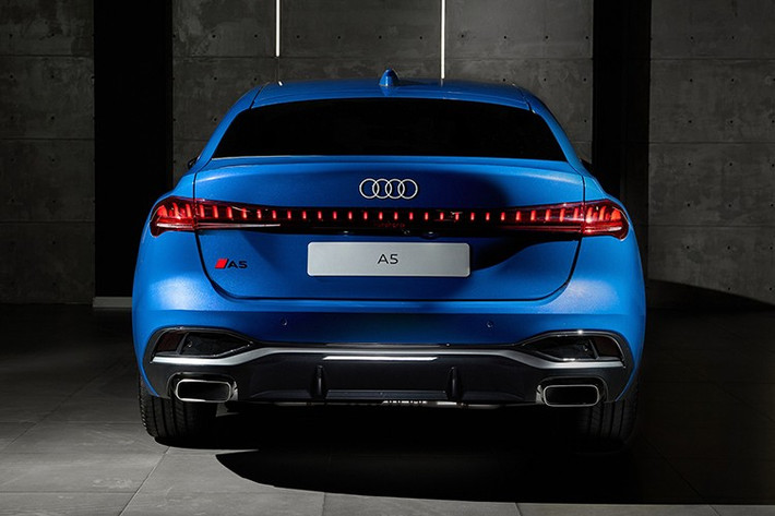 Kiểu dáng tổng thể của xe là sự pha trộn giữa coupe và sedan, với thiết kế liền mạch giúp cải thiện tính khí động học mà vẫn giữ được vẻ tinh tế. Thân xe được tối ưu về tỷ lệ để mang lại dáng vẻ thể thao hơn so với thế hệ tiền nhiệm.