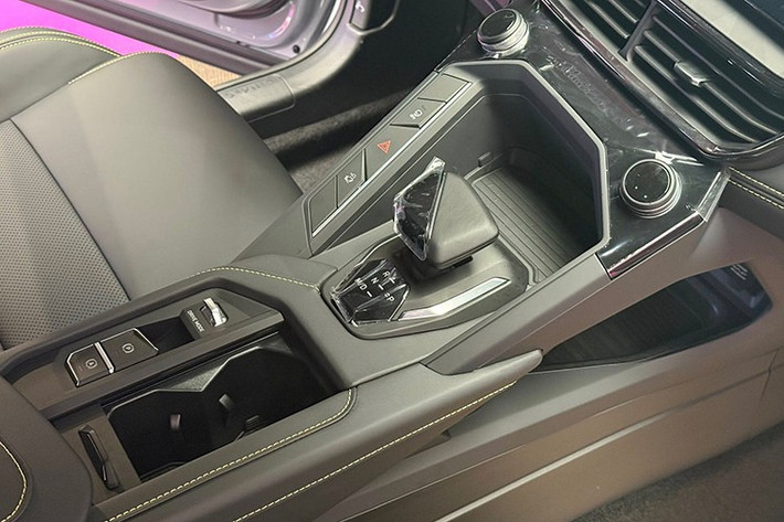 Hệ thống treo trước MacPherson độc lập và treo sau đa điểm độc lập kết hợp với nền tảng khung gầm BMA dùng thép cường lực tới 1.600 MPa mang lại khả năng kiểm soát tốt, vận hành ổn định trong điều kiện đô thị phức tạp.