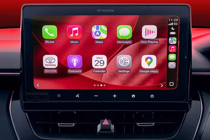 Ghế ngồi được thiết kế thêm đường gân "xương sống" ở vùng lưng dưới, cùng logo GR thêu màu sắc nổi bật trên tựa đầu. Logo GR cũng được thêm vào chấu dưới của vô lăng – vị trí trước đây để trống – và ngay cả trên chìa khóa thông minh, thay thế cho dòng chữ “Corolla Cross”.