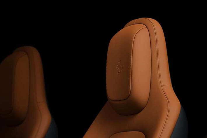 Vô lăng xe được chế tạo từ nhôm tái chế 100% bằng công nghệ gia công CNC, giúp giảm khoảng 400 gram trọng lượng so với vô-lăng Ferrari truyền thống. Ferrari vẫn duy trì triết lý “người lái là trung tâm” khi bố trí các cụm nút điều khiển cơ học ngay trên vô-lăng.