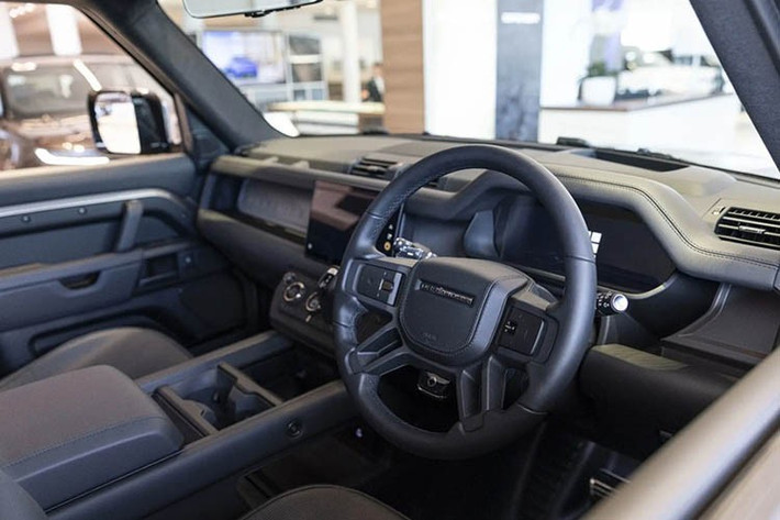 Khoang cabin của Defender OCTA vẫn duy trì phong cách đặc trưng của dòng SUV địa hình Land Rover, với thanh chịu lực trên bảng điều khiển được sơn tĩnh điện màu xám Metallic Grey. Tuy nhiên, phiên bản này được nâng tầm trải nghiệm nhờ loạt trang bị cao cấp.