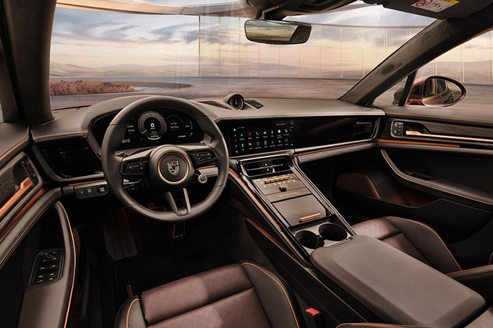 Nội thất tiếp tục mang dáng vẻ và cảm nhận của thân xe, áp dụng hiệu ứng phai màu và màu sắc tương phản, chỉ khác là lần này được thể hiện bằng màu đỏ hoàng hôn ở giữa ghế ngồi, giá để đồ và cặp đựng tài liệu trên xe, còn màu đen ở mọi nơi khác.