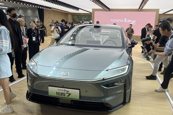 So với người anh em bZ4X, Toyota bZ7 mới sở hữu tỷ lệ và kiểu dáng ấn tượng hơn nhiều. Trong đó, khu vực phía trước đi kèm cụm đèn pha tạo hình càng tôm hùm, kết hợp dải đèn nằm vắt ngang, phía dưới là hốc gió sơn đen nhỏ gọn. Nhìn từ bên hông, Toyota bZ7 có thiết kế fastback, kết hợp với kính tam giác dài ở phía sau, cửa không viền...