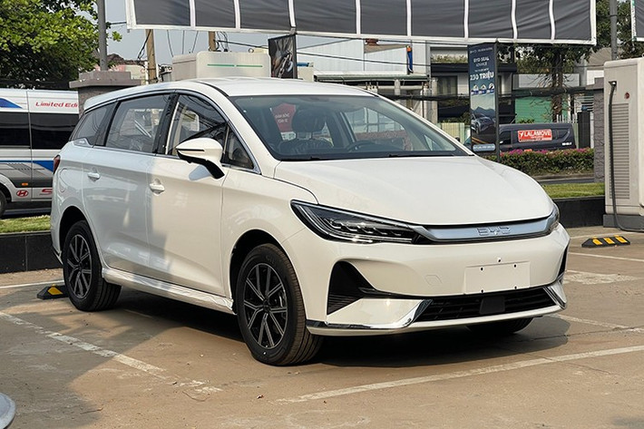 Trong khi đó, người mua BYD M6 sẽ được tặng kèm bảo hiểm thân vỏ (tùy chính sách từng đại lý), cùng bộ chuyển nguồn V2L, sạc di động 2,2 kW và bộ sạc tại nhà 7 kW.