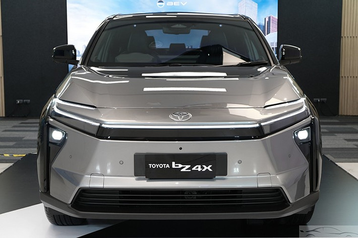 Toyota Thái Lan vừa hé lộ hình ảnh thực tế của mẫu SUV điện BZ4X Minorchange 2025, dự kiến phân phối dưới dạng nhập khẩu nguyên chiếc (CBU) từ Nhật Bản. Đây là mẫu xe nằm trong chương trình EV 3.5 của chính phủ Thái Lan, được hưởng thuế nhập khẩu 0% cùng mức hỗ trợ trực tiếp 75.000 baht mỗi xe.