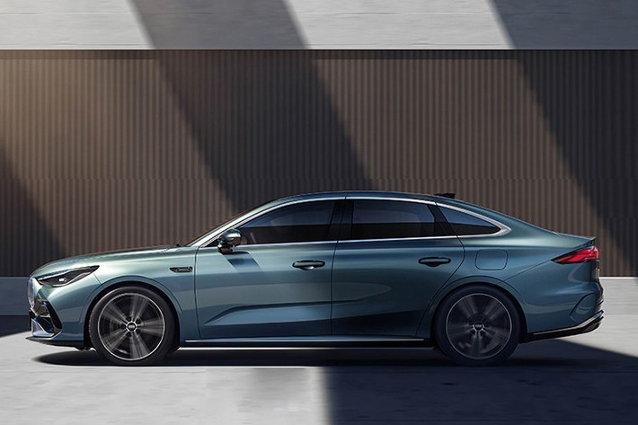 Thân xe Galaxy Starshine 6 mang kiểu dáng fastback với 2 đường gân dập nổi, tay nắm cửa truyền thống, mâm tuỳ chọn 16 hoặc 17 inch và gương chiếu hậu cùng màu thân xe.