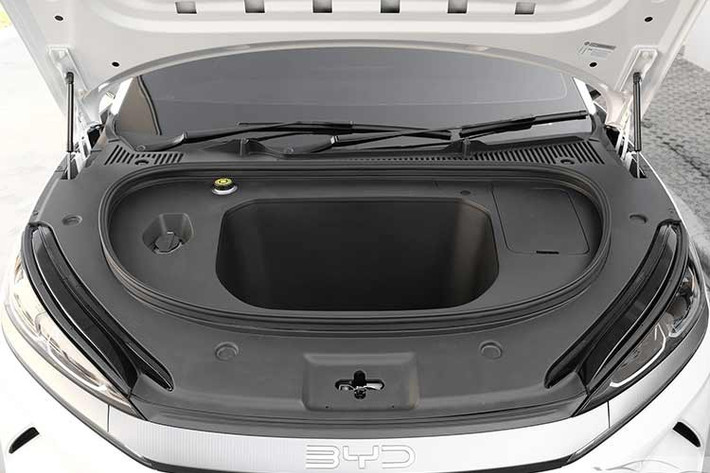 Trang bị an toàn của xe gồm có phanh đĩa trên cả 4 bánh, cảnh báo áp suất lốp; kiểm soát công suất động cơ khi đạp ga và phanh cùng lúc; ga tự động thích ứng; nhận diện biển báo giao thông; giới hạn tốc độ, phanh tự động, cảnh báo va chạm phía trước; cảnh báo chệch làn; hỗ trợ giữ làn; đèn pha tự động; hỗ trợ giữ làn khẩn cấp; 6 túi khí; camera 360 độ; và cảm biến đỗ xe trước/sau.