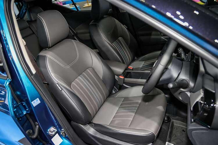 Hệ thống thông tin giải trí NissanConnect của xe hỗ trợ kết nối không dây với Apple CarPlay và Android Auto, đồng thời có thể kết nối qua USB hoặc Bluetooth. Người lái có thể dễ dàng sử dụng các ứng dụng, nghe nhạc và hệ thống dẫn đường trong suốt hành trình, cùng với sạc không dây tiện lợi. Ghế ngồi không trọng lực được thiết kế công thái học giúp giảm mệt mỏi cho người ngồi khi di chuyển đường dài hoặc trong điều kiện giao thông đông đúc.