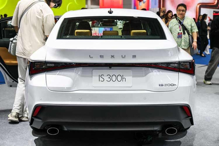 Nhờ hệ truyền động hybrid, xe chỉ tiêu thụ lượng nhiên liệu 18,52 km/lít (khoảng 5,39 lít/100 km) trên đường hỗn hợp. Ngoài ra, xe còn tăng tốc từ 0-100 km/h trong 8,7 giây và đạt tốc độ tối đa 185 km/h.