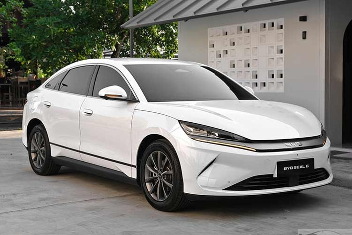 Vào hồi tháng 9/2025, hãng xe BYD của Trung Quốc đã chính thức giới thiệu dòng sedan thuần điện Seal 6 ở thị trường Malaysia. Đến Triển lãm Ô tô Quốc tế Bangkok (BIMS) 2026, BYD tiếp tục ra mắt mẫu xe này ở thị trường Thái Lan.
