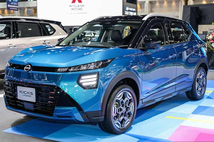 Nissan Kicks 2026 dành cho thị trường Thái Lan vốn không phải là thế hệ mới như xe đang bán tại Mỹ. Thay vào đó, đây chỉ là phiên bản nâng cấp giữa vòng đời và sở hữu thiết kế giống hệt với Nissan Kait dành cho thị trường Brazil. Ở phiên bản 2026, Nissan Kicks đã được cải tiến đáng kể về thiết kế ngoại thất.