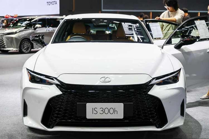 Hiện chưa rõ phiên bản nâng cấp của mẫu sedan hạng sang Lexus IS 2026 có quay trở lại thị trường Việt Nam hay không. Trước đó, mẫu xe này đã lặng lẽ biến mất khỏi danh mục sản phẩm của Lexus Việt Nam từ giữa năm 2024.