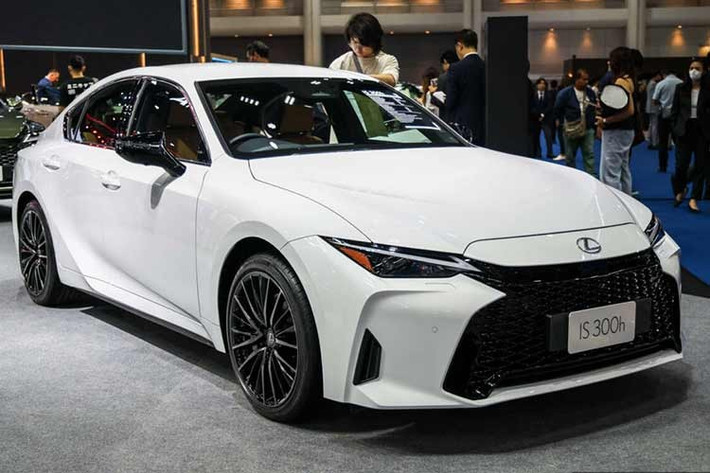 Tại triển lãm Ô tô Quốc tế Bangkok (BIMS) 2026, Lexus đã ra mắt bản nâng cấp của dòng sedan hạng sang IS với khách hàng Thái Lan. Tại thị trường này, xe có 2 phiên bản, bao gồm IS300h F Sport và IS300h Luxury. Trong đó, Lexus IS300h Luxury 2026 có giá bán từ 2,799 triệu Baht (khoảng 2,29 tỷ đồng).
