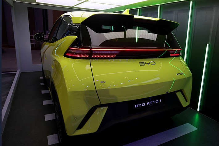 Cũng cần phải nói thêm rằng, doanh số ở thị trường Indonesia được dựa trên lượng xe bàn giao tới đại lý thay vì bán cho khách hàng. Sở dĩ BYD Atto 1 đạt kết quả cao như vậy là nhờ lượng xe cộng dồn mà khách hàng Indonesia đã đặt mua trong vài tháng qua. Tháng 10/2025 cũng là tháng đầu tiên BYD Atto 1 được bàn giao cho khách hàng Indonesia.