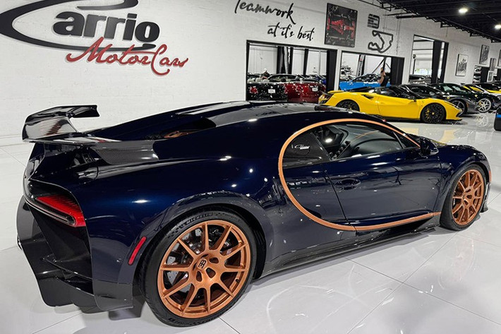 Những cải tiến này cải thiện độ ổn định và khả năng phản hồi ở giữa cua, giúp xe có cảm giác sắc nét hơn và bám đường hơn trong khi vẫn duy trì khả năng tăng tốc đáng kinh ngạc đặc trưng của Chiron. Trái tim của Chiron Pur Sport là động cơ W16 quad-turbo 8.0 lít của Bugatti. Ở cấu hình này, động cơ sản sinh công suất 1.479 mã lực và mô-men xoắn 1.180 pound-feet (1.600 Nm).