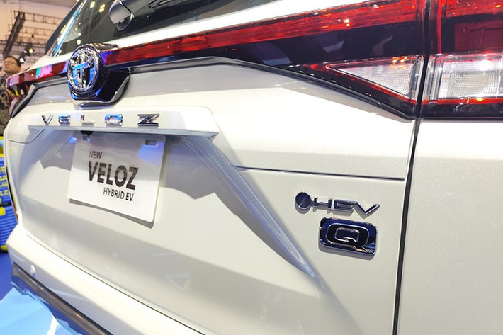 Tại Việt Nam, Toyota Veloz Cross từng được nhập khẩu sau đó chuyển sang lắp ráp trong nước và hiện chỉ có tùy chọn động cơ xăng truyền thông. Hiện tại đã có thông tin Toyota đầu tư dây chuyển lắp ráp xe hybrid tại Việt Nam cũng với dải sản phẩm như Corolla Cross, Camry, Corolla Altis, Yaris Cross,… đều đã có bản hybrid thì tín hiệu Veloz Cross sẽ bổ sung bản lai điện này gần như là chắc chắn.