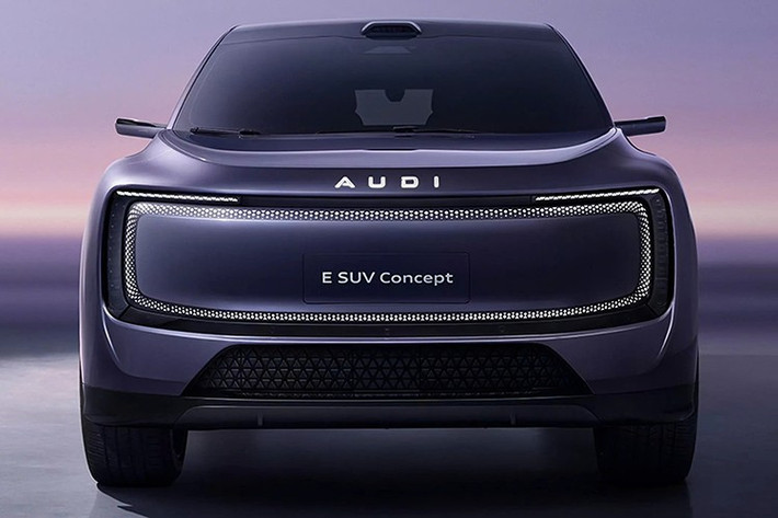 Đi kèm với mô-tơ điện là hệ dẫn động quattro 4 bánh toàn thời gian. Khả năng tăng tốc từ 0–100 km/h chỉ khoảng 5 giây.Xe sử dụng hệ thống điện 800 volt với pin dung lượng 109 kWh, cho phạm vi hoạt động hơn 700 km theo chuẩn CLTC.